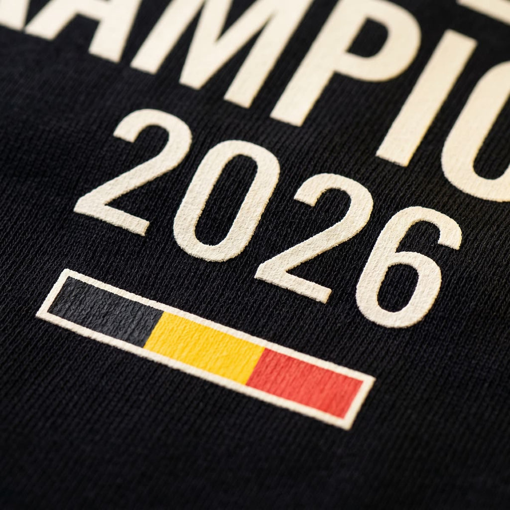 Detail van de crème reliëfprint — Kampioen 2026